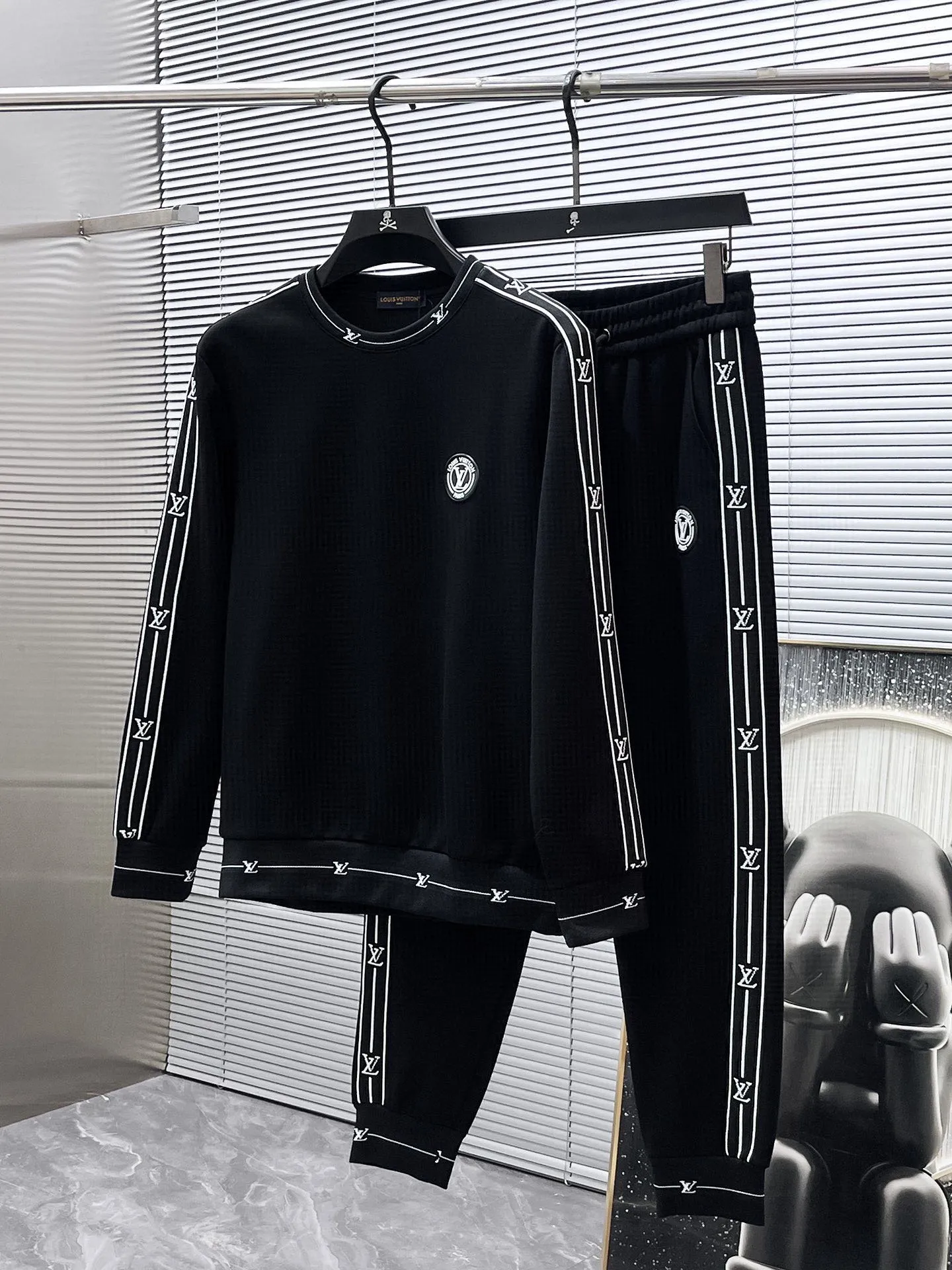 🅿️540 [LV Louis Vuitton] hot-selling suit is coming. Focus on the original version of the official website. 2025 new hot-selling round neck sweatshirt suit. The original order is the best 🇭🇰. It is the meticulous work of top designers for a fitting and perfect upper body effect. All-natural high-quality Tencel Roman cotton 100%, close-fitting comfort, noble and elegant! Original hardware embodies elegance and nobility! Counter size: M-3XL (maximum wear up to 190 pounds)